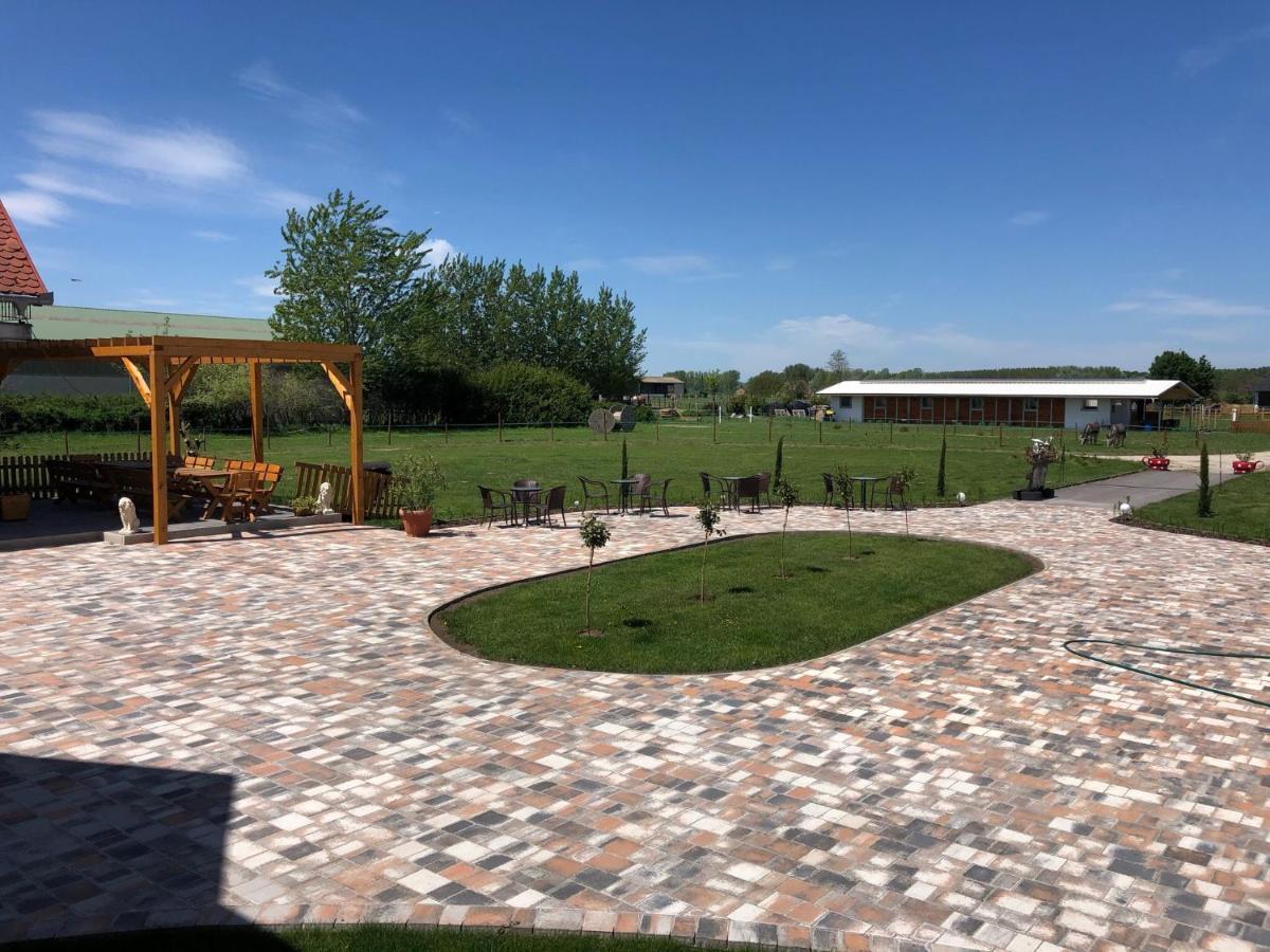 Nagybajcsi Lovaspark és Otthon Maison d'hôtes *
